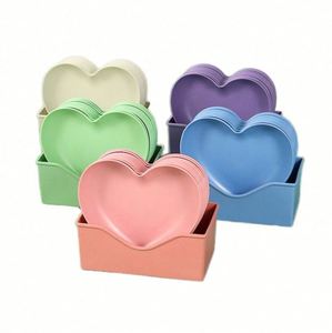 Assiette de service en plastique en forme de cœur rouge personnalisable avec logo, réutilisable pour collations et fruits, idéale pour la décoration de mariages et de fêtes - Product Image 1