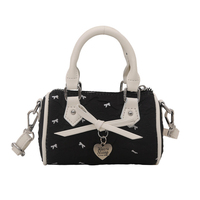 Sac Boston mini en cuir PU froissé, directement de l'usine, avec imprimé nœud et breloque cœur, bandoulière pour femme, idéal pour les tenues quotidiennes et les soirées