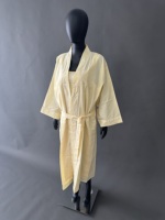 Elegante bata de algodón amarillo con bordado y ribete de encaje