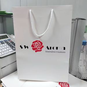 ออกแบบโลโก้ตามสั่ง ถุงของขวัญสุดหรูสำหรับเสื้อผ้า บรรจุภัณฑ์กระดาษแข็งสีขาว หูหิ้วริบบิ้น สีตามสั่ง - Product Image 2