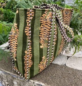 Bolsa de Transporte Acolchada de Algodón con Diseño Tradicional Indio Estampado a Mano, Bolso de Hombro para Viajes y Compras - Product Image 1