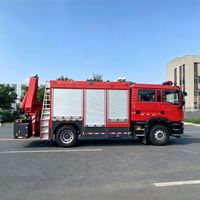 Nouveau camion-citerne de sapeurs-pompiers Sinotruk 4X2 diesel avec grue hydraulique et capacité de réservoir de 7001-10000L pour usine et municipalité
