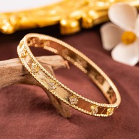 Nouveau Bracelet Trèfle à Quatre Feuilles Porte-Bonheur 2026 pour Femme, Entièrement Sertie de Zircons, Plaqué Or 18K, Design Tendance et Élégant, Bracelet de Luxe, Vente Chaude, Croix