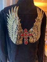 Veste en jean vintage noire personnalisée ODM OEM avec broderie de sequins dorés, boutons, ornements en forme d'aile et dos orné de strass en croix, manteau de luxe