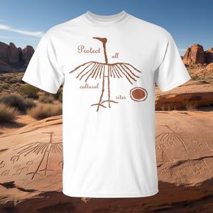 T-shirt Premium con petroglifo della gru che protegge tutti i siti culturali - Product Image 3