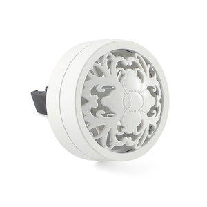 ที่หนีบน้ำหอมปรับอากาศในรถยนต์โลโก้ที่กำหนดเองได้อุปกรณ์ตกแต่งหนังแท้หรูหรามีช่องระบายกลิ่นโลหะที่ทนทานสำหรับมีสไตล์ - Product Image 5