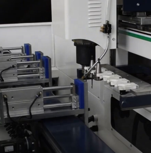 Machine de perçage et de fraisage automatique pour la fabrication de portes et fenêtres en aluminium avec moteur PLC et puissance de broche de 5,5 kW - Product Image 2