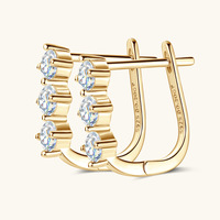 Nouvelles Boucles d'oreilles créoles huggie à 3 pierres en argent 925 avec moissanite couleur D de 3 mm en forme de U pour femme, idéales pour les fêtes et les anniversaires