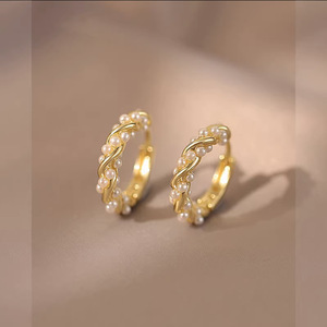 Orecchini a cerchio con perle intrecciate per donna, eleganti gioielli alla moda. - Product Image 2