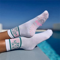 Chaussettes de yoga et de Pilates antidérapantes à rayures pour femmes, avec logo tricoté personnalisé, de haute qualité, pour la pratique du Reformer – Vente en gros