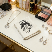 Vente en gros de petites pochettes à bijoux en coton et lin blanc avec logo imprimé personnalisé