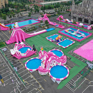 Dans le parc, il y a de grands toboggans aquatiques de dragon et de requin, des trampolines gonflables et des châteaux pour le plaisir des enfants. - Product Image 2