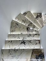 Marche d'escalier courbée en marbre sur mesure, avec veinage assorti, assemblage préfabriqué et poutre de soutien solide pour hôtel