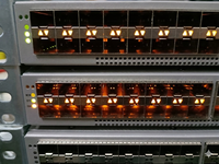 Switch Stackable Seri 9200 N9K-C92160YC-X-SY 48-Port 208Gbps dengan QoS SNMP Kapasitas 3.2Tbps untuk Jaringan Pusat Data
