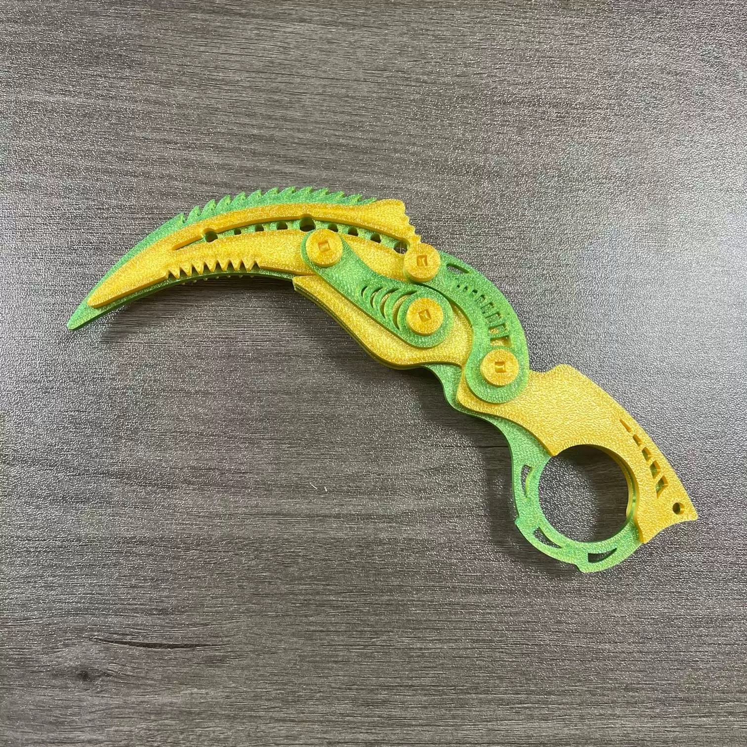 Couteau griffe de cyberdragon vert jaunâtre