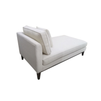 Chaise longue élégante et moderne avec accoudoir gauche, meubles de salon, chaise longue rembourrée en tissu blanc crème avec pieds en bois foncé