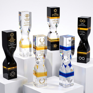 Trofeo de Cristal de 900 Grados con Pilar Dorado de 1.5 kg, Grabado Personalizado, Premios Conmemorativos, Regalo Empresarial - Product Image 1