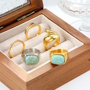 แหวนสแตนเลสสตีลขายส่ง แหวนพลอยหินธรรมชาติ ชุบทอง 18K รูปไข่ ประดับเพชรซิคอนทรงหนา สไตล์โรมัน แหวนดิจิตอลสำหรับผู้หญิง - Product Image 1