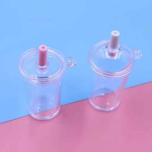 ビッグサイズ シミュレーション プラスチック サラダカップ フラットカバー ミニミルクティーカップ DIY フードプレイカップ キーホルダー ストロー付き - Product Image 1
