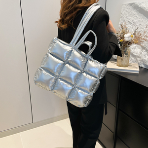 Sac fourre-tout matelassé léger et grande capacité pour femme, style nuage, doux, tendance hiver, avec doublure en polyester - Product Image 1