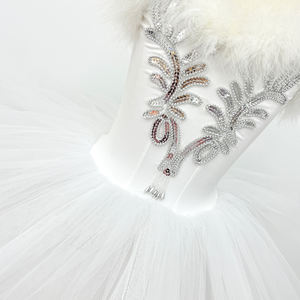 Vestido de Ballet Profesional Fitdance Kids White Swan para Niñas, con Plumas y Pedrería, Disfraz para Actuaciones en Escenario, Disponible en Stock - Product Image 4