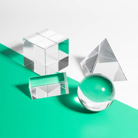 Apprendre le prisme de cristal photographie 4 pièces ensemble pyramide boule ronde triangle prisme carré corps science physique enseignement