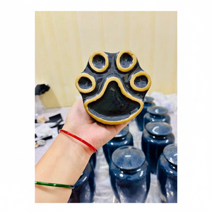Urna para mascotas con forma de patas doradas y negras de aluminio, urnas de Metal al mejor precio, urna para cenizas de cremación de aluminio de estilo europeo fabricada en la India - Product Image 1