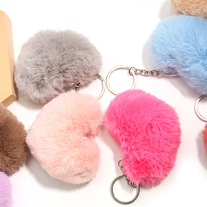 Al por mayor Llaveros de peluche con forma de corazón de fresa, con estampado de leopardo, estilo pompón, y colgantes para bolso - Product Image 5