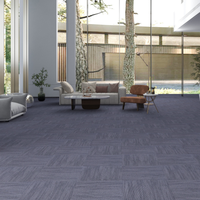 Dalles de moquette modulaires en nylon durable de haute qualité, résistantes à l'humidité, avec support en PE, pour clubs de luxe, salles d'exposition et espaces commerciaux