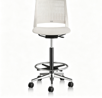 Chaise de bureau moderne en plastique coloré avec base en alliage d'aluminium, dossier respirant à lattes, mouvement oscillant, hauteur réglable, empilable