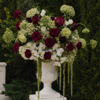 Hydrangeas aux couleurs d'automne associés à des boules de fleurs artificielles en soie bordeaux ; Fournitures de décoration d'événements ; Centres de table de mariage