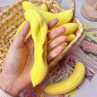 Gele bananen-vormige fruit squishy slow rising stress toys nieuwe PU schuim realistische voedsel knijp zachte groothandel kinderspeelgoed