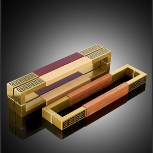 Tirador de puerta de vidrio de madera maciza tallada con motivos dorados chinos, herraje de entrada de madera negra para escaparates de hotel - Product Image 1