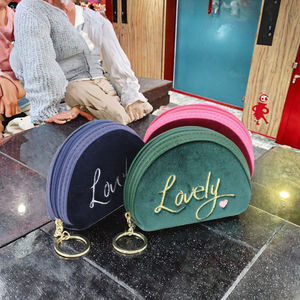 Monedero de terciopelo personalizado de lujo con logotipo bordado y bolsa con cremallera para llavero para regalo promocional de Dama - Product Image 3