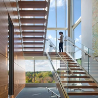 Escalier flottant moderne en acier à poutres invisibles pour villa et appartement, avec rampe en verre, escalier métallique de luxe sur mesure