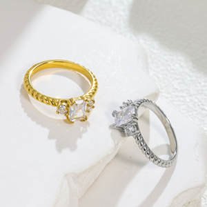 Pendientes de Aro con Diseño de Trébol de Diamantes y Baño de Oro - Diseño con Incrustaciones de Diamantes, Elegantes y Versátiles para Eventos Casuales - Product Image 1