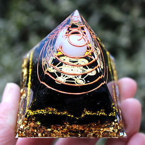 Pyramide en époxy cristallin avec bobine de cuivre, boule blanche gravée à l'intérieur, décoration de maison, ornement de bureau - Product Image 2