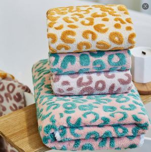 Série de serviettes de bain d'hôtel en polyester jacquard bicolore à poils longs et courts, séchage rapide - Product Image 1