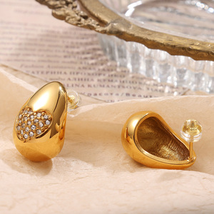 ต่างหูทรงหยดน้ำสำหรับผู้หญิง ชุบทอง ประดับเพชรซิร์คอน ดีไซน์รูปผีเสื้อ ต่างหูแบบห้อย EH721 - Product Image 2