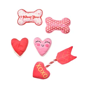 Hueso de peluche para mascota, juguete masticable personalizado para masticar, de algodón, con corazón rojo, flecha a través del corazón, para Día de San Valentín, 2023