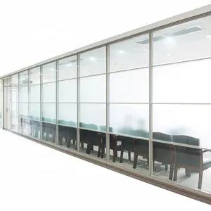 可重定位模块化铝制隔墙系统，带内置门用于办公室