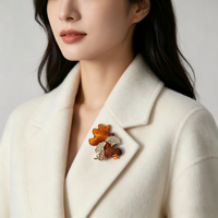 Bros Daun Ginkgo Bordir Miao Buatan Tangan Etnis Oriental, Bros Berlapis Amber Enamel dengan Inlay Kristal Zirkon