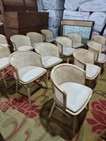 Chaise de salle à manger à dossier en rotin avec assise rembourrée verte et pieds en bois à embouts dorés – Mobilier moderne pour restaurant et maison