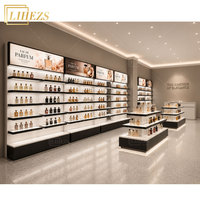 Conception sur mesure d'un magasin de détail élégant et écologique, intérieur de boutique de parfums, étagère d'exposition de parfums en bois