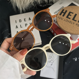 Gafas de sol redondas para mujer UV400 polarizadas con montura completa estilo retro protección solar para adultos - Product Image 1