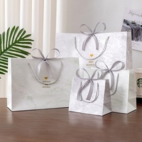 Sac cadeau de vacances en carton blanc imprimé offset, motif marbré style dessin animé, pour emballage de vêtements et sacs fourre-tout