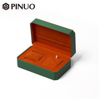 Caixa de Joias PINUO em Couro PU Verde com Interior em Suede Laranja, Estojo para Colares e Pingentes com Cantos Chanfrados e Logo Personalizado em Ouro