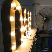 Lettre lumineuse personnalisée en forme de H aux couleurs vives avec effet de lumière dynamique, taux de réutilisation élevé, pour enseignes de magasins et événements