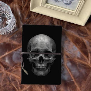 Carnet A6 pour étudiants en soins infirmiers, suivi de la terminologie médicale et des <span class=keywords><strong>notes</strong></span> de rotation clinique avec crâne humain sur dos noir - Product Image 1