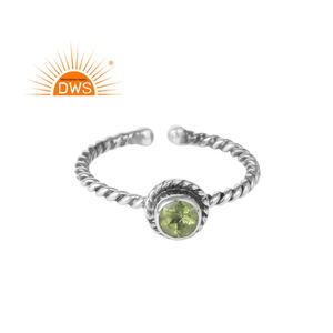 Anillo de Peridoto Brillante con Banda de Alambre Trenzado de Plata de Ley Oxidada Antigua, Joyería de Plata Hecha a Mano por Fabricante - Product Image 1
